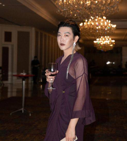 姜思达红毯被批博眼球辣眼睛，本尊回应：骚扰