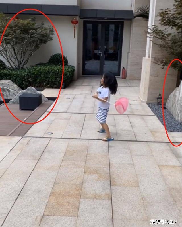 都比|章子怡戴5亿珠宝拍照，单颗钻石都比拇指粗，家中还有100平地下室