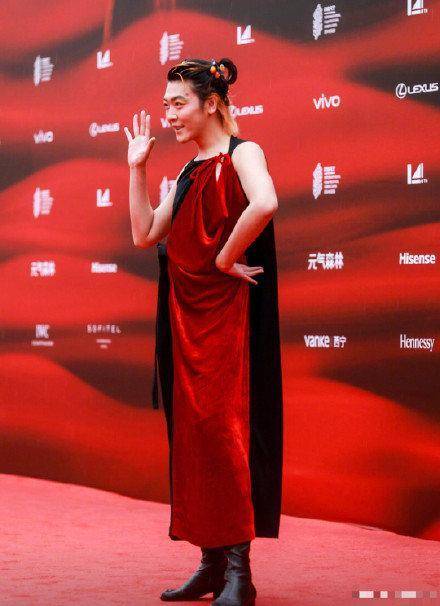 姜思达红毯被批博眼球辣眼睛，本尊回应：骚扰