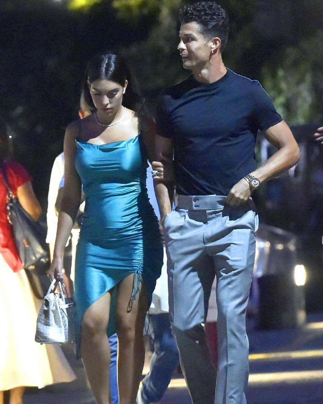 进晚餐|C罗与女友共进晚餐,乔治娜穿蓝色礼服美艳,小腹隆起疑似怀孕