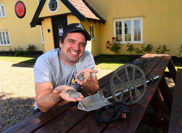 地下真有宝!英国男子田里挖出1000多枚银币,价