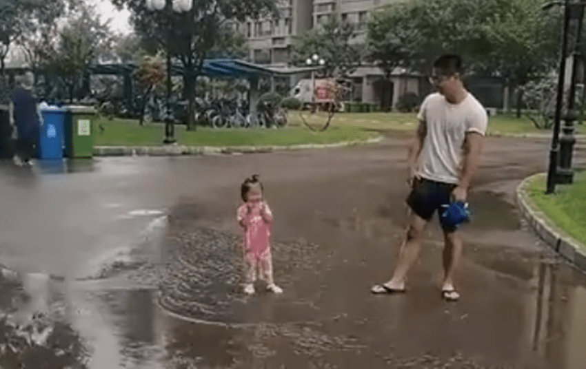 原创爸爸带女儿踩水坑，俩人玩得不亦乐乎，网友：等着回家跪搓衣板吧