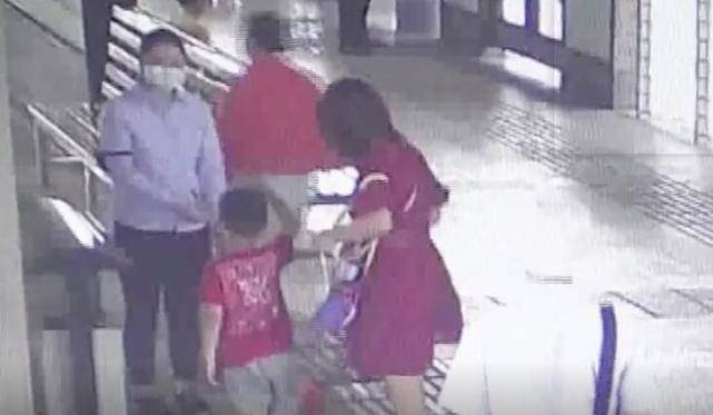 站务长对男童鞠躬,男童回敬少先队礼,温馨一