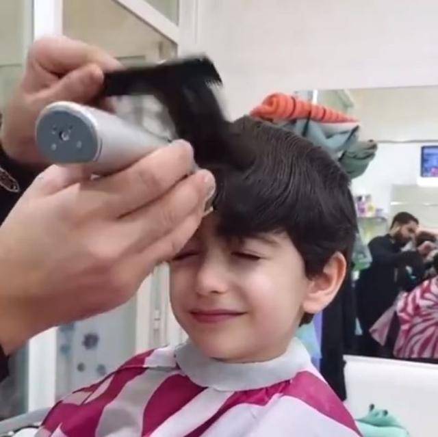 前不久,国外的一位宝妈便用视频记录下了自家孩子理发的全过程.