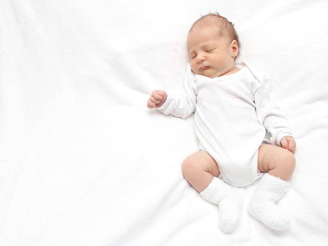 有的嬰兒一出生就睜著眼睛，有的是閉著眼睛，哪種情況比較好？