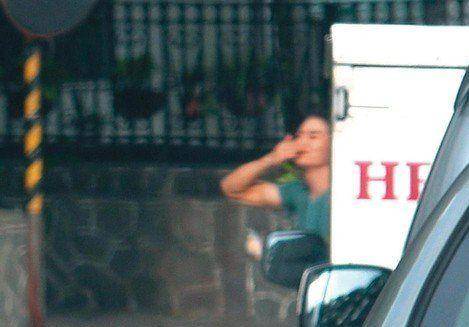 35岁女星太豪放!与新男友当街热吻,绯闻不断还和钱枫互动亲密