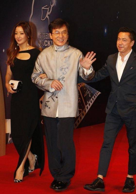 时尚|被金喜善美到了！一袭镂空礼裙穿出时尚优雅，天然脸太抗老了