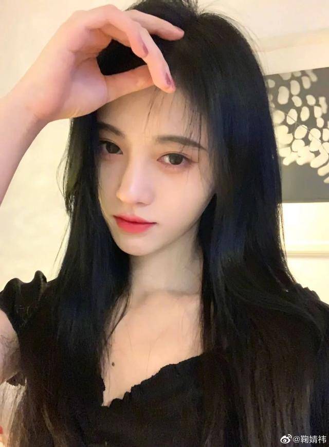 鞠婧祎采访否认是仙女，称不健身也有直角肩，