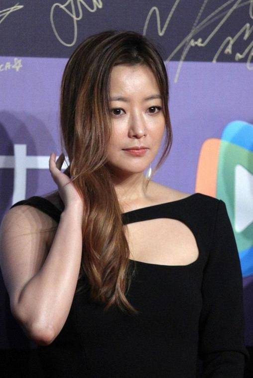 时尚|被金喜善美到了！一袭镂空礼裙穿出时尚优雅，天然脸太抗老了