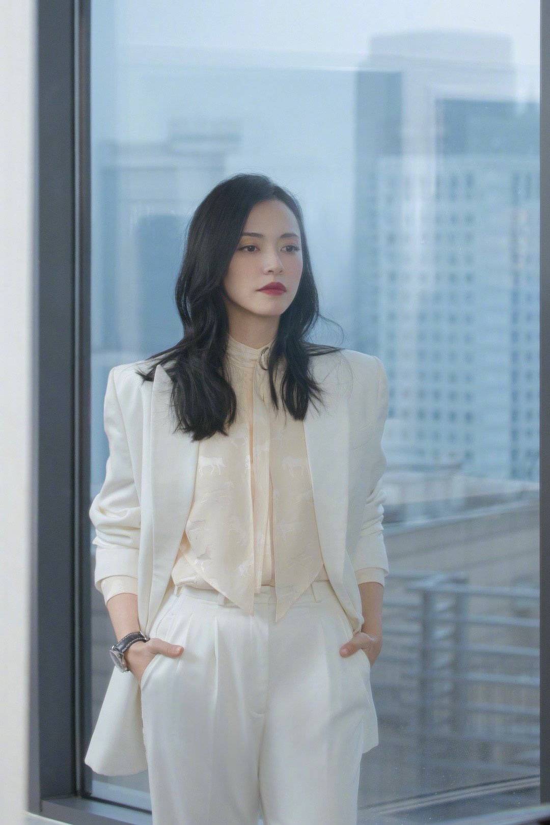 活动|姚晨不受恶评影响，参加活动做评委状态好，穿撞色套装凸显品味