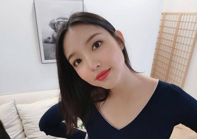 脸部|36岁世界小姐张梓琳久违晒照，脸部现婴儿肥，皮肤嫩过4岁女儿