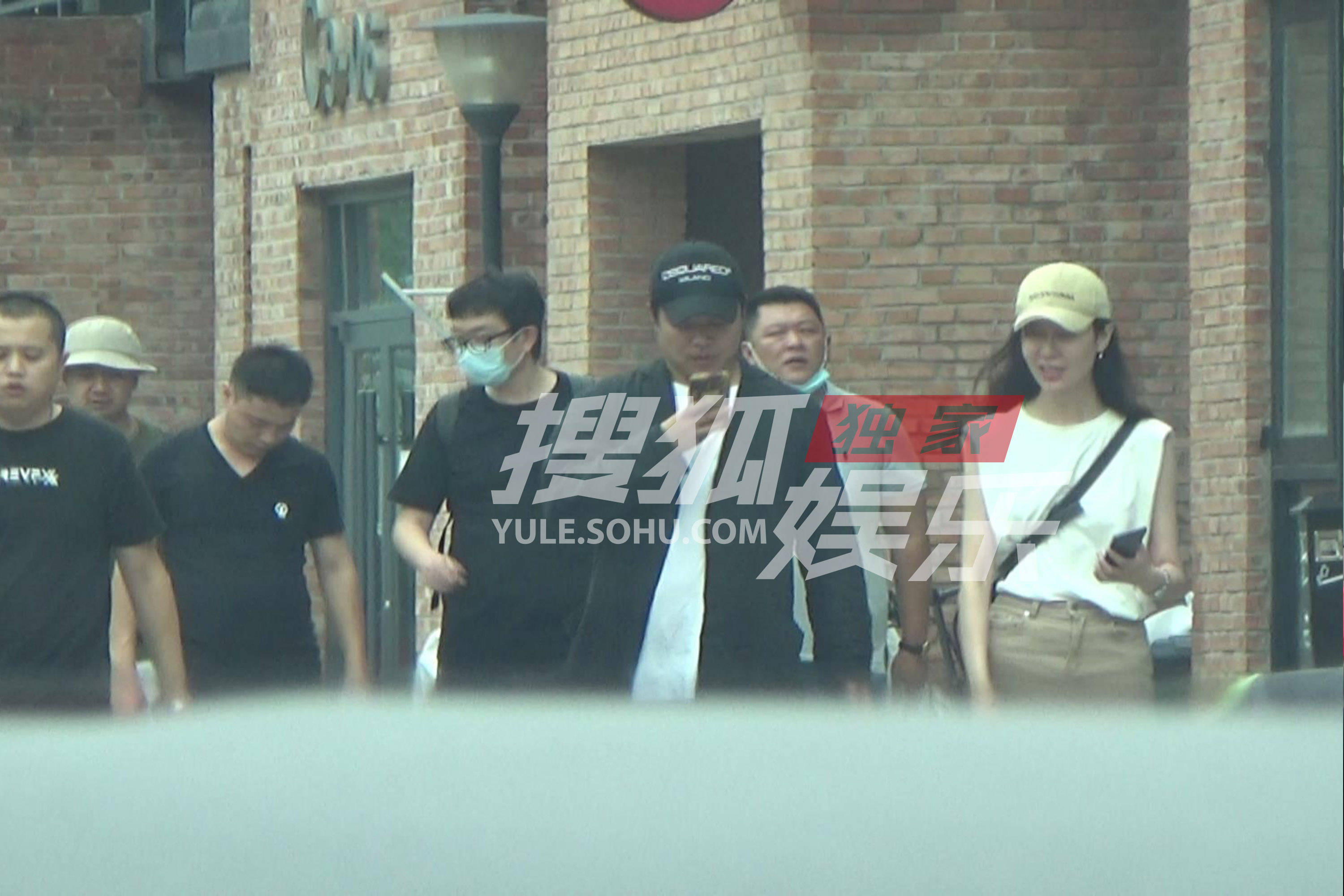 1/ 12 搜狐娱乐讯(洪水工作室/图文)日前,陈思诚和同事们一起现身艺术
