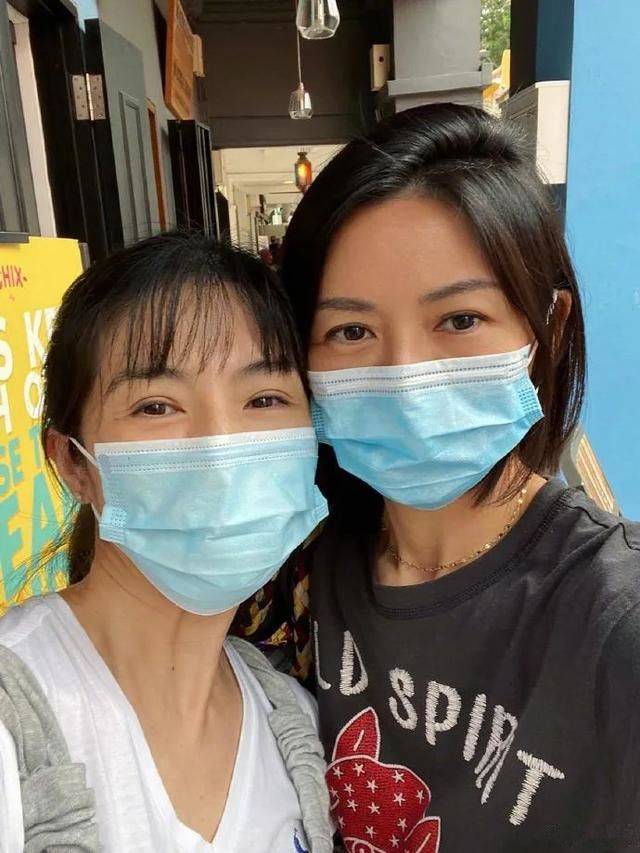 孙燕姿|孙燕姿素颜比杨采妮赢太多了，眼角一点皱纹没有，真的是不显老