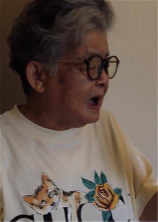 原创83岁老奶奶和孙女处成闺蜜，一起逛街喝奶茶，家有一老如有一宝