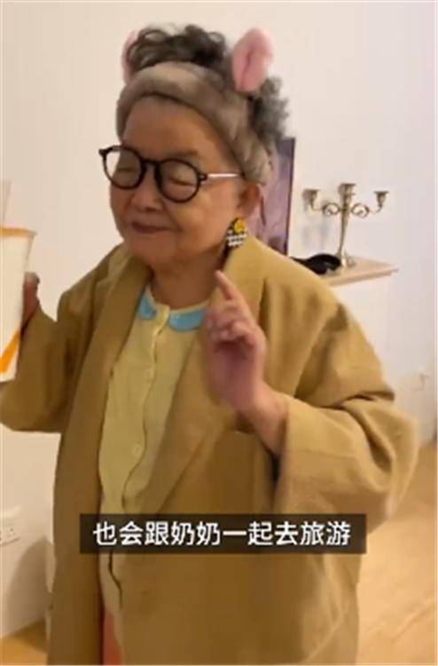原创83岁老奶奶和孙女处成闺蜜，一起逛街喝奶茶，家有一老如有一宝