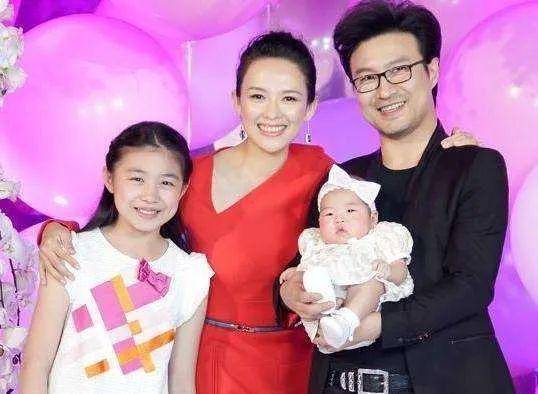 汪峰|汪峰探班章子怡，暴露头大腿短超虐身材，女儿醒醒撞脸小苹果