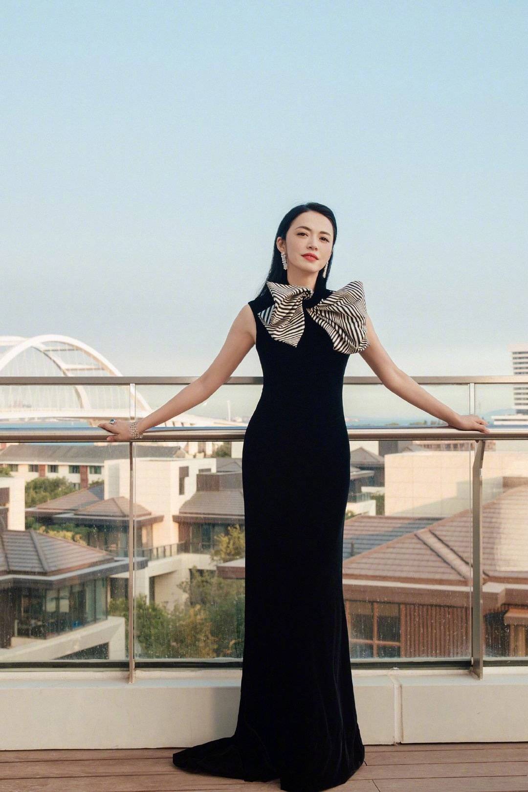 活动|姚晨不受恶评影响，参加活动做评委状态好，穿撞色套装凸显品味