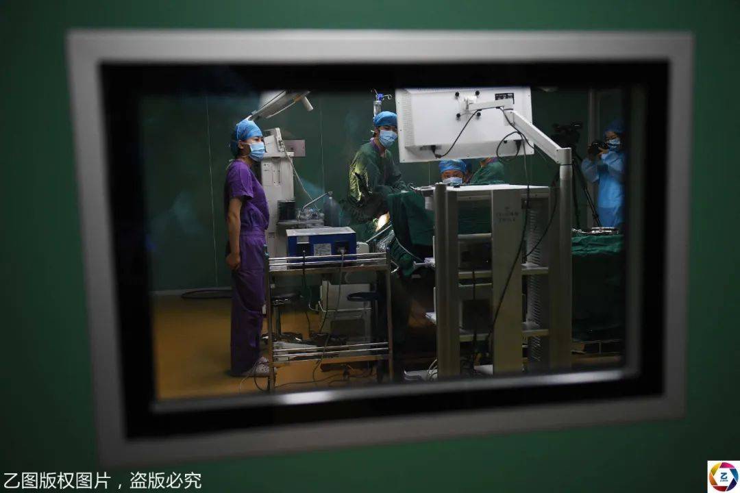 见闻记录|女大学毕业生隆胸，不告诉家人让闺蜜陪，术后意外夺胸模大赛冠军