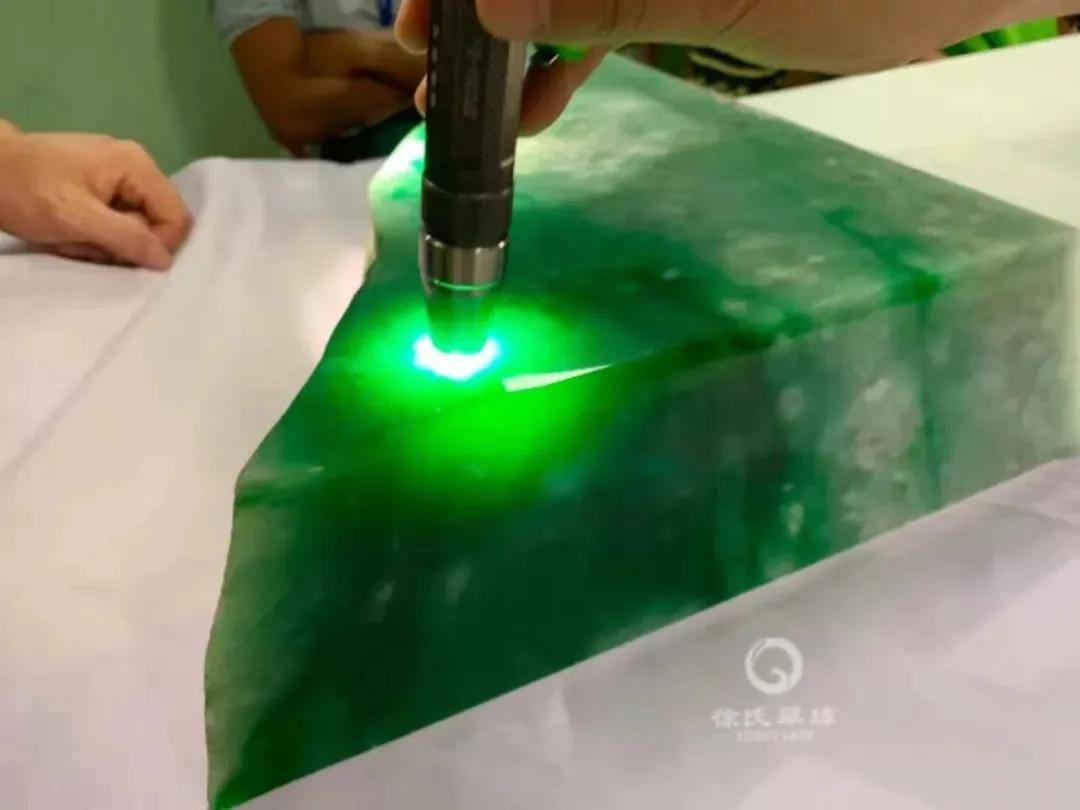 翡翠|裸石 or 镶嵌谁才是你的最爱？别着急，看完再下结论~