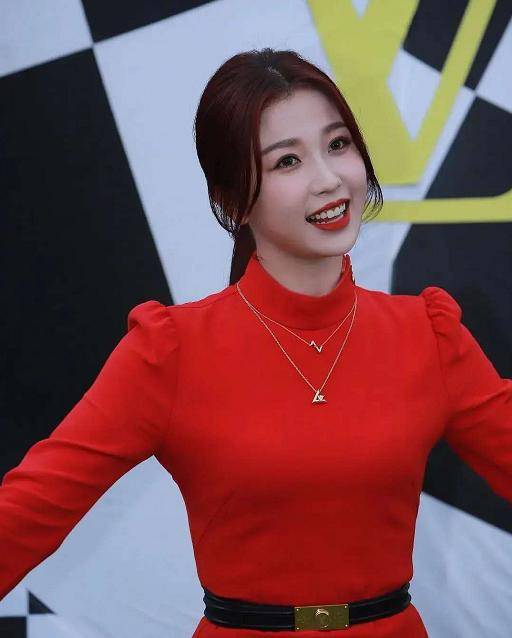 奚梦瑶|LV秀成村口晚会！虞书欣穿红裙小粗腿吸睛，奚梦瑶宫廷裙slay全场