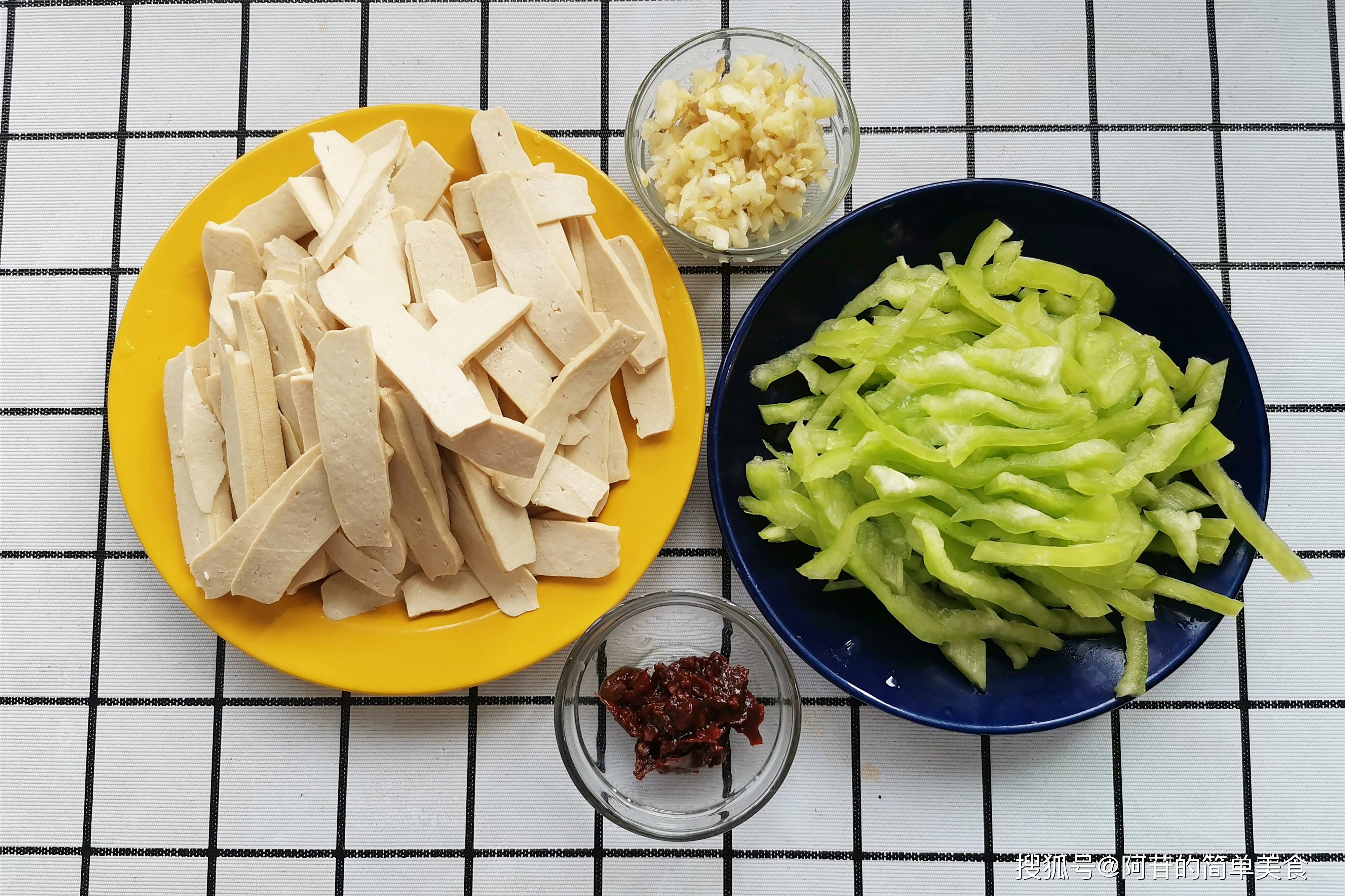 朴实无华的白豆干,加点青椒就很棒,完全没异味,香味却很足_豆腐干