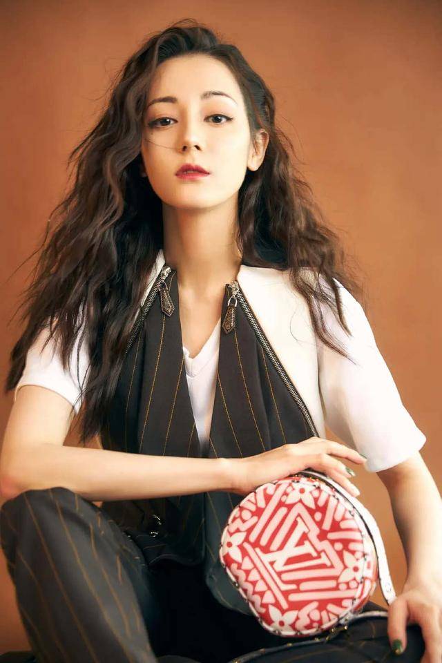 奚梦瑶|LV秀成村口晚会！虞书欣穿红裙小粗腿吸睛，奚梦瑶宫廷裙slay全场