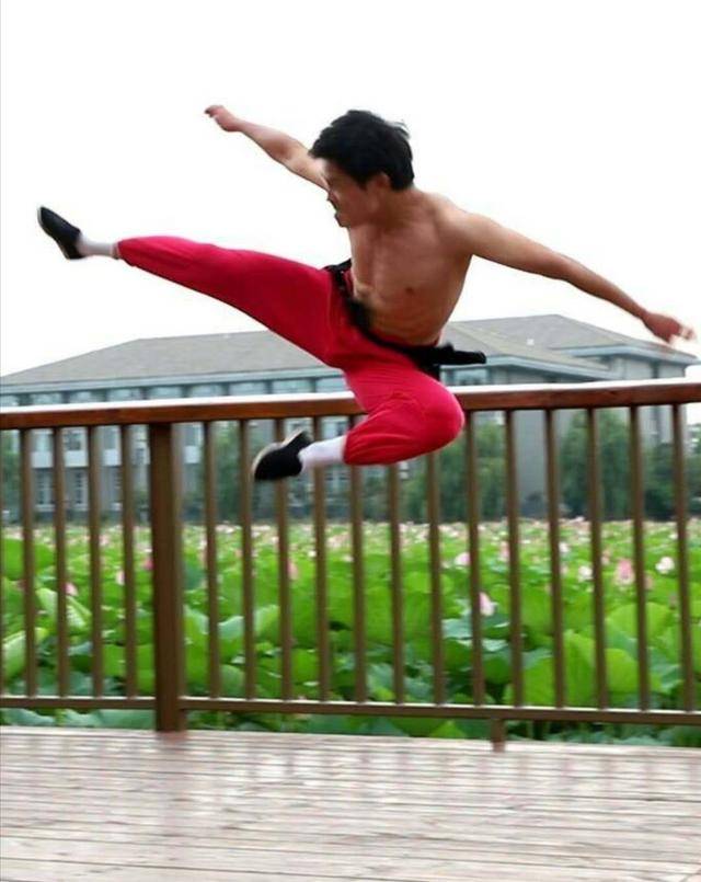 李小龙|现代李小龙正式警告鹿晗:必须好好对待关晓彤,不然收拾你