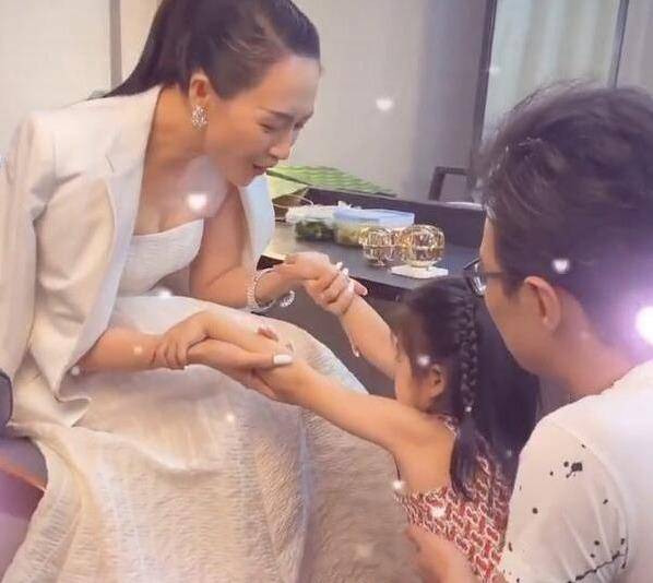 珠宝|章子怡女儿醒醒:我今年5岁,我玩价值5亿的珠宝玩具