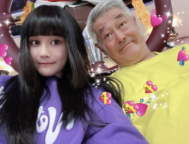 赵本山状态下滑，连线为弟子作品打call，眼睛微