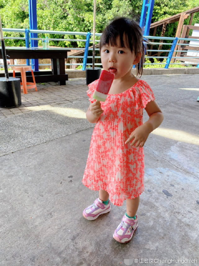 福原爱晒四代同框照,江宏杰带俩孩子,姐姐像