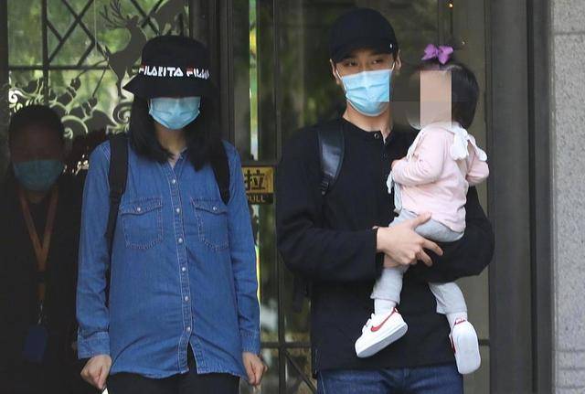 40岁高圆圆出席活动,造型青春洋溢,但法令纹抢