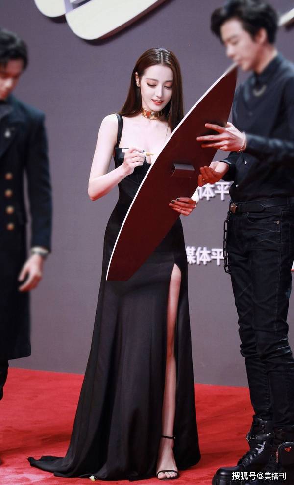 短裙|迪丽热巴罕见穿短裙，抹胸吊带小短裙身材更火辣了，生图不见衰老