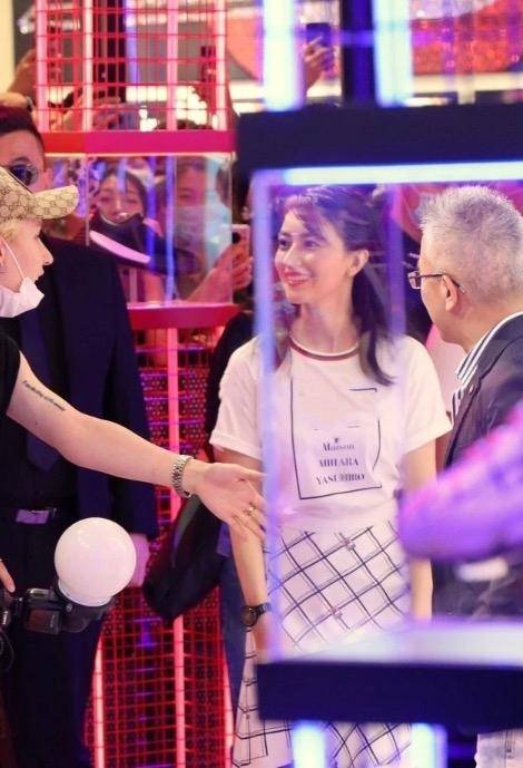 40岁高圆圆出席活动,造型青春洋溢,但法令纹抢