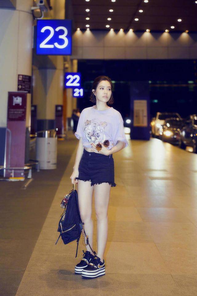 短裤|徐怀钰一点也看不出42岁，穿荧光色短外套配短裤，编发短发太时髦