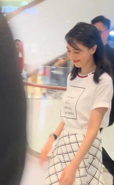 40岁高圆圆出席活动,造型青春洋溢,但法令纹抢