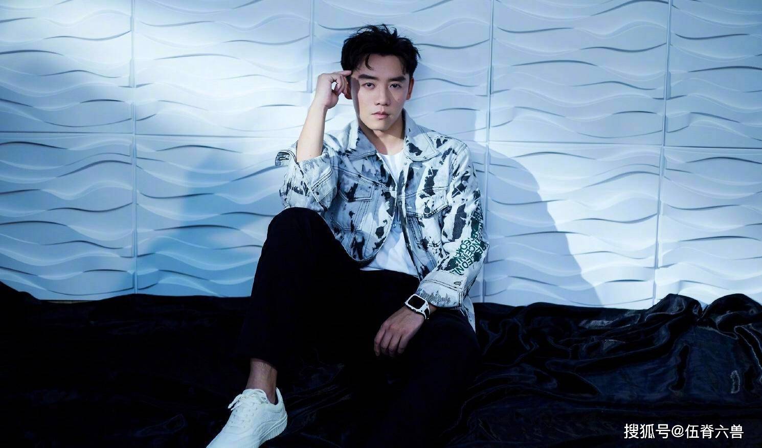 郑恺苗苗身着情侣装逛街,十指紧扣尽显甜蜜,