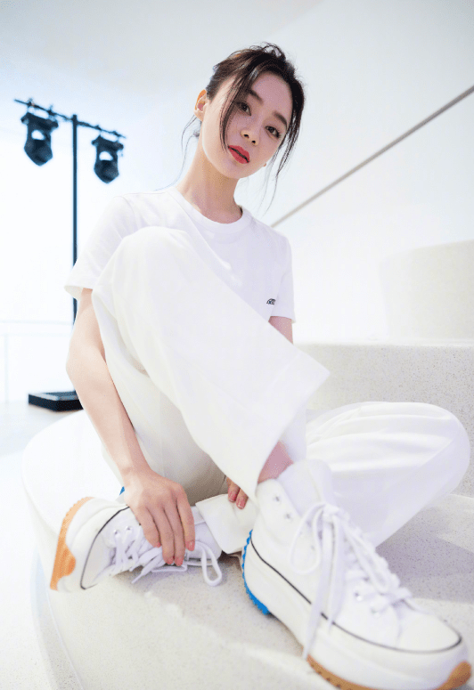 运动服|袁姗姗酷爱穿运动服，难怪被黑，这么“做作”的方式都想得出来