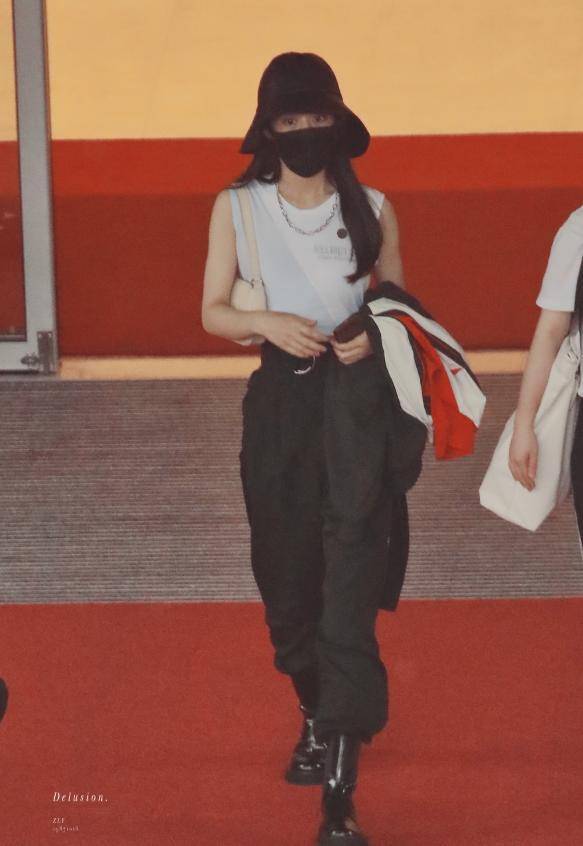 工装裤|赵丽颖现身机场，穿背心工装裤小蛮腰微露，配皮靴时髦又拉风