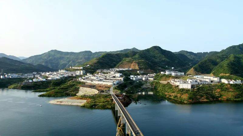 到上庸镇,感受圣水湖的惊天复地的变化_竹山