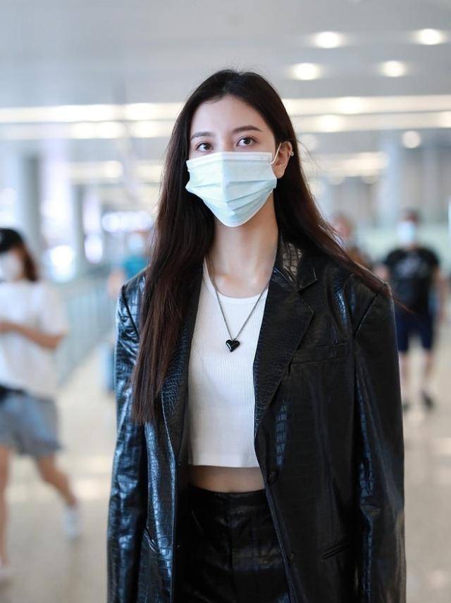 宋妍霏分手后现身机场,戴口罩难掩面容憔悴惹人怜悯