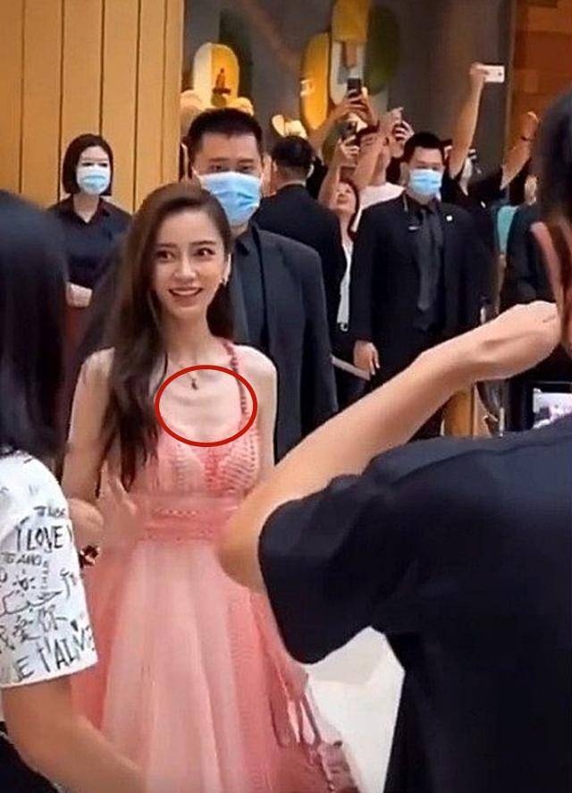 赵丽颖很无奈!被批扒拉菜,健身后新裙又撞baby"排骨胸"造型