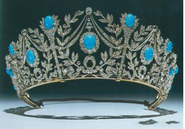 英女王妹妹的绝美皇冠，因私密照卖出910万，有款王冠却去向不明