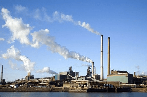 工业排放企业正在排放废气