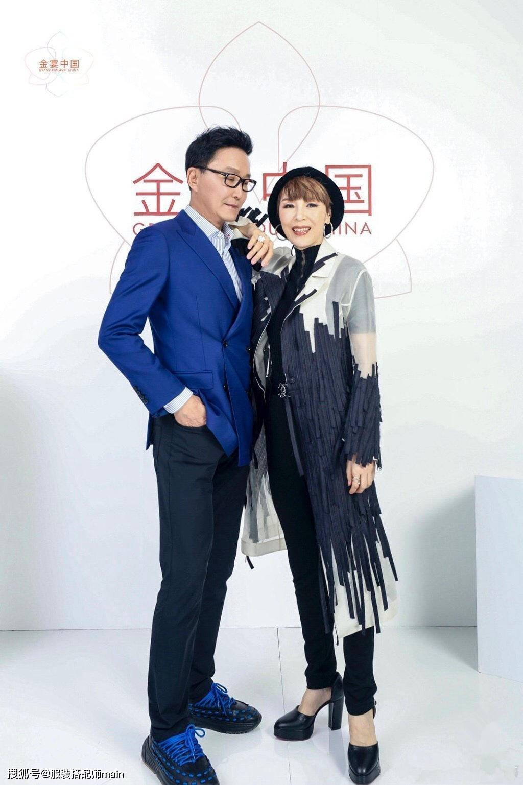 老干部|吴刚穿扎染外套走机场，57岁老干部变27岁潮小伙，显嫩不止一点点