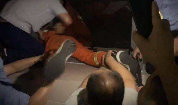 张佳航|女子接到家人电话后扔掉手机大叫跳楼，消防员悬垂半分钟救人