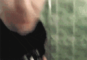 搞笑gif:妹子,难道不知道大家都是在给你鼓掌吗?