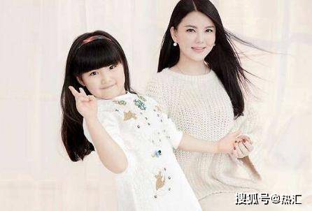 原创女儿被嘲丑！张庭护女心切晒童年丑照，一不小心又“坑”了女儿