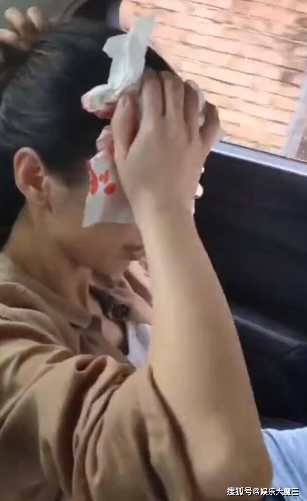 乘风破浪又一位姐姐出事！黄圣依拍戏被砸伤，