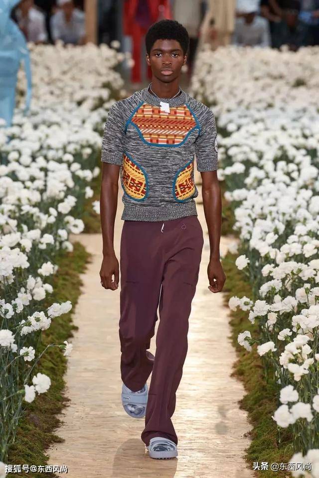 Nike|Off-White2020春夏系列，有和Nike等联乘鞋款，白色和涂鸦服装