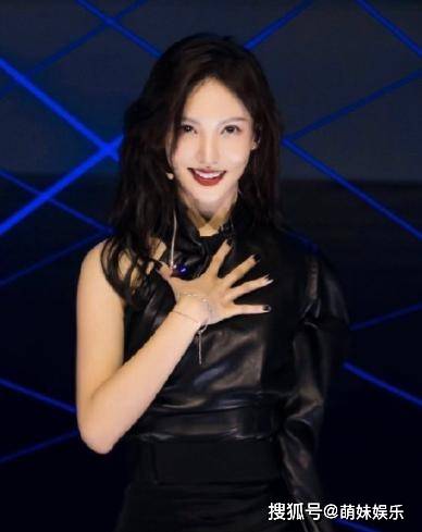 开直播被质疑美颜过度,金晨大方回应嘴歪:不